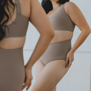 Forme Seamless Super Mid-Rise Rise Cheekie in Storm Mocha