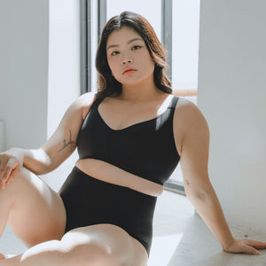 Forme Seamless Super Mid-Rise Rise Cheekie in Black