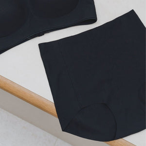Forme Seamless Super Mid-Rise Rise Cheekie in Black